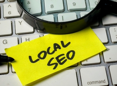 Exemple anonymisé d’une fiche d’établissement reliée à sa page de service Fiche Google et page de service à Lille